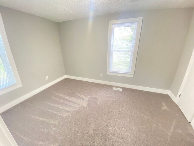 Building Photo - Fully Remodeled 2022 2bd/1ba House close to Dowtown and Hwy 70