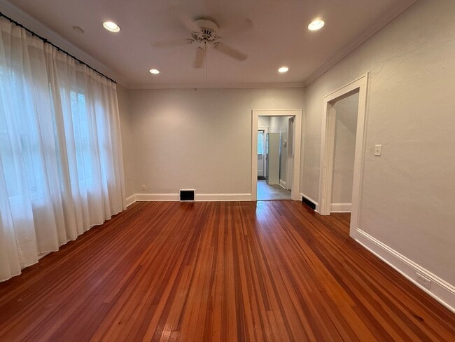 Building Photo - DOWNTOWN house with W/D avail NOW!