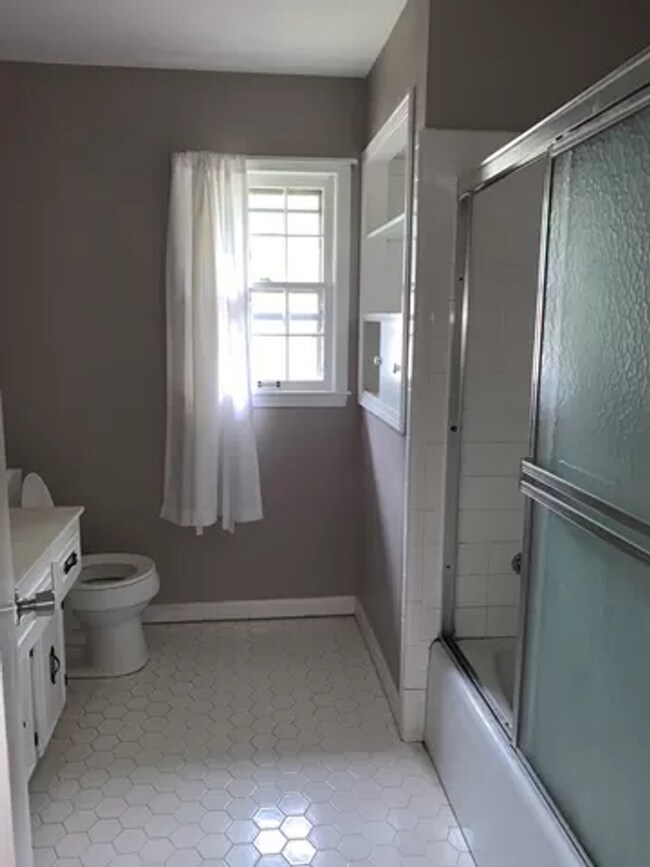 Building Photo - Spacious home in Florence, AL - Walking di...