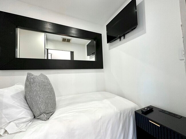 Building Photo - 5700 Saddlebrook Way