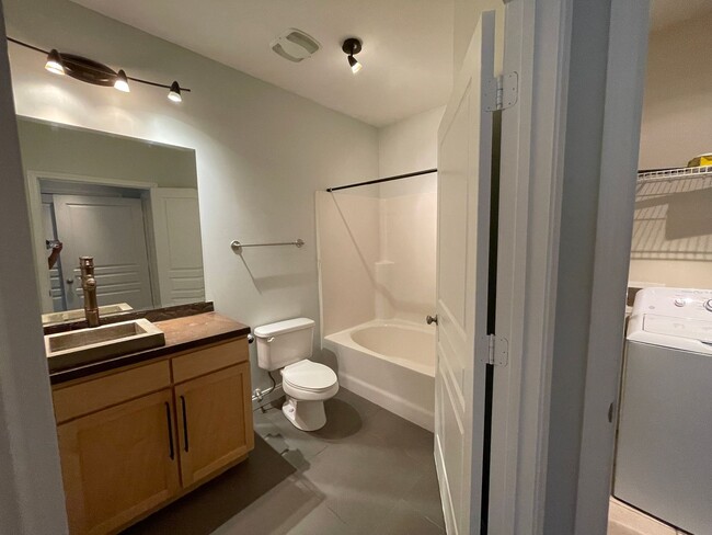 Building Photo - Upscale Condo In Park West