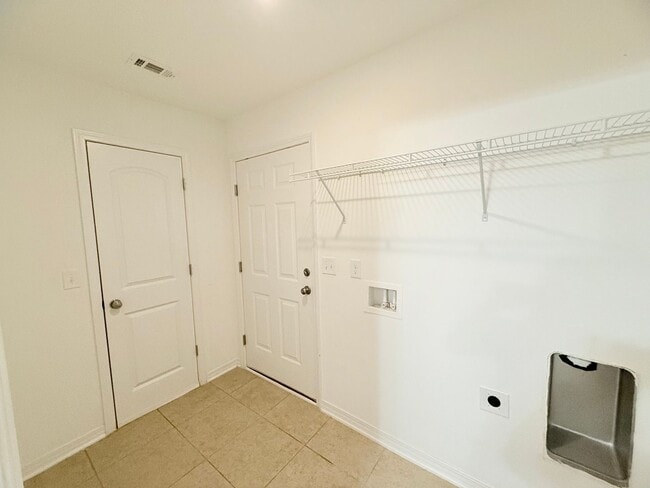 Building Photo - Spacious 3-Bedroom Home - Large Lot