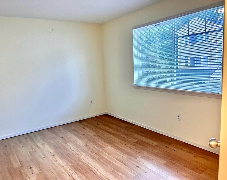 Building Photo - 4714 Fairwood Blvd NE