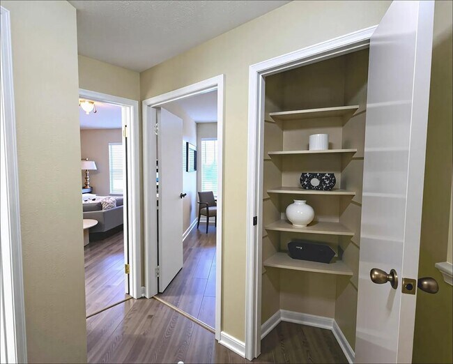 Building Photo - 7400 Bellerive Dr