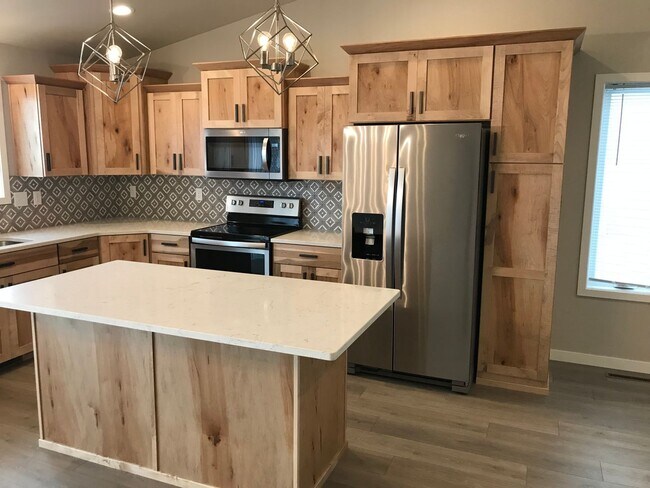 Building Photo - 4 Bed 2 Bath Single Family Home
