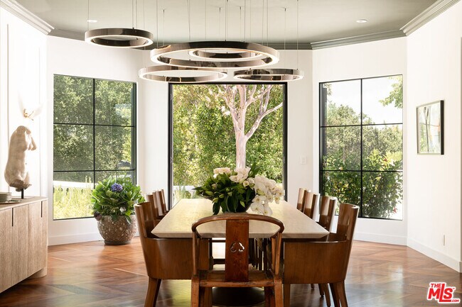 Building Photo - 5192 Parkway Calabasas