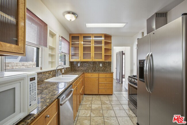 Building Photo - 131 N Citrus Ave