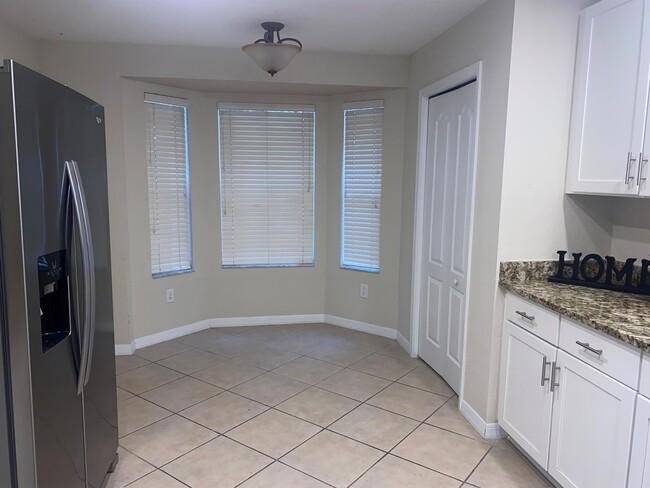 Building Photo - 990 N Lake Claire Cir