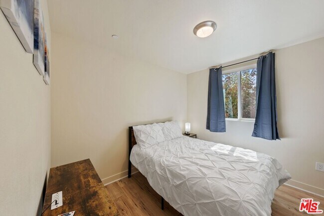 Building Photo - 5912 S Flower St