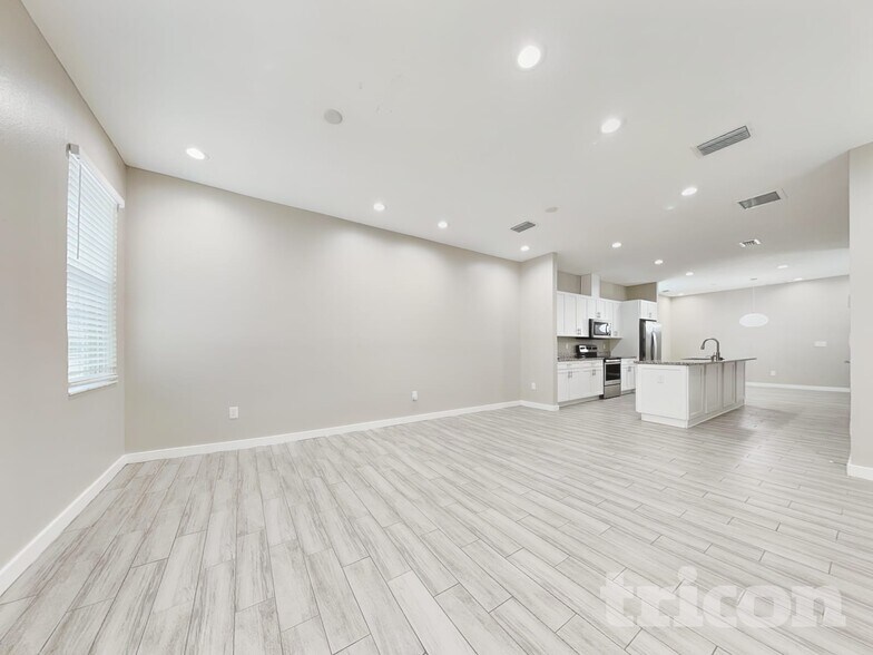 Building Photo - 8118 N Coolidge Ave