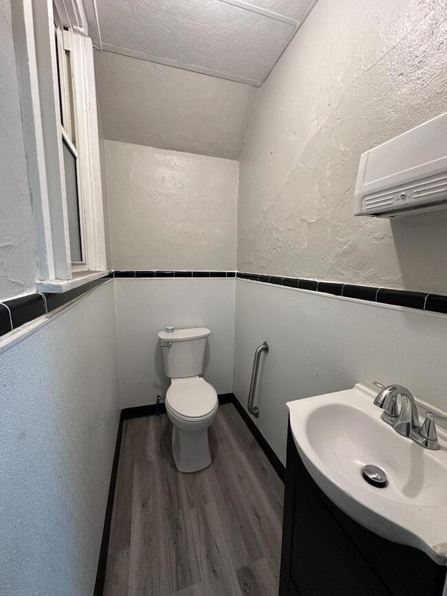 Building Photo - 113 W Main St