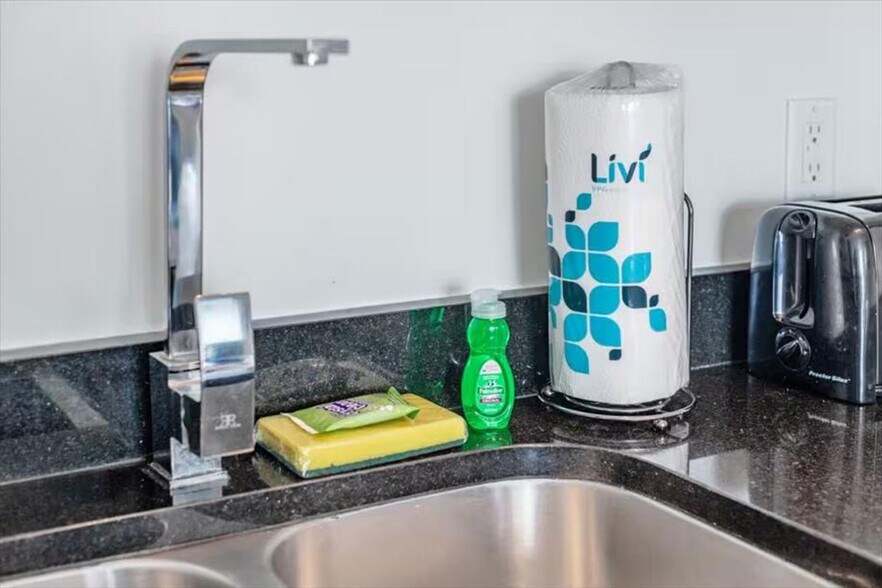 Building Photo - 6551 Collins Ave