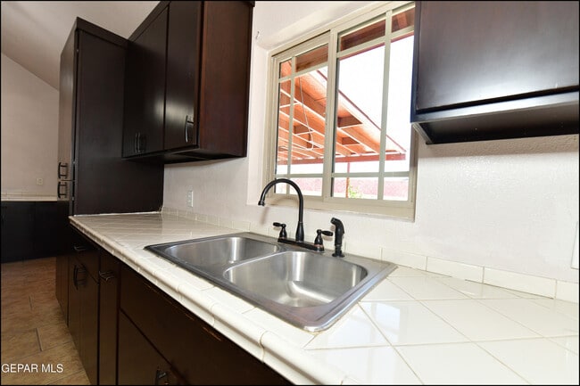 Building Photo - 908 Bolivia St