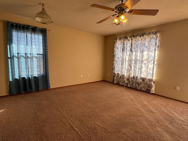 Building Photo - 1916 SW E Ave, Unit B- NOW AVAILABLE!