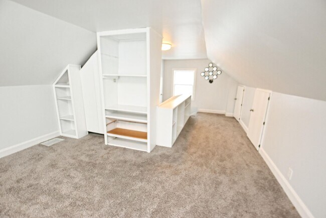 Building Photo - 3 bedroom home located 1 mile from the University of Notre Dame