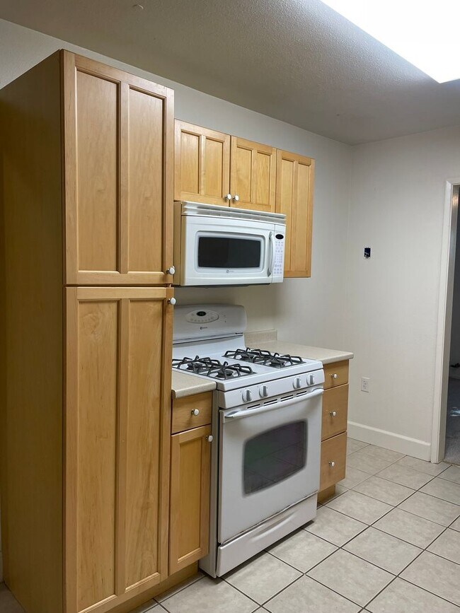 Building Photo - Cute Kutras Tract Home - Close to Aqua Golf