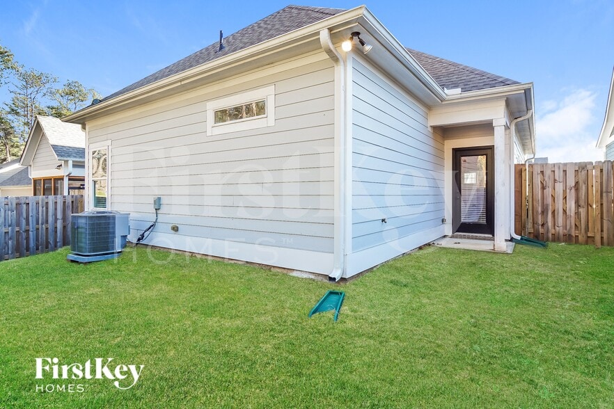 Building Photo - 2807 Village Ln