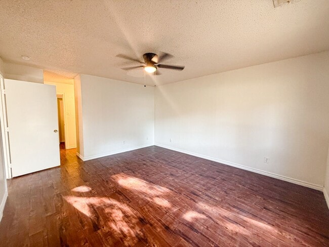 Building Photo - 612-614 Towne House Ln