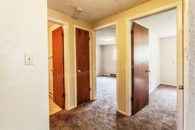 Building Photo - 915/917 Camelot Court