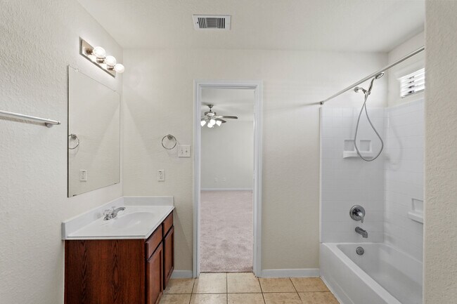 Building Photo - 1102 Honeysuckle Vine Dr