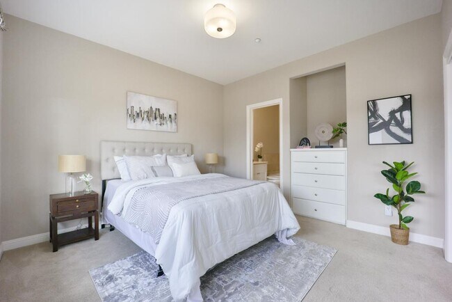 Building Photo - 492 Tyndall St