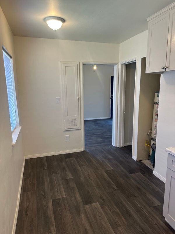 Building Photo - 932 W 71st St