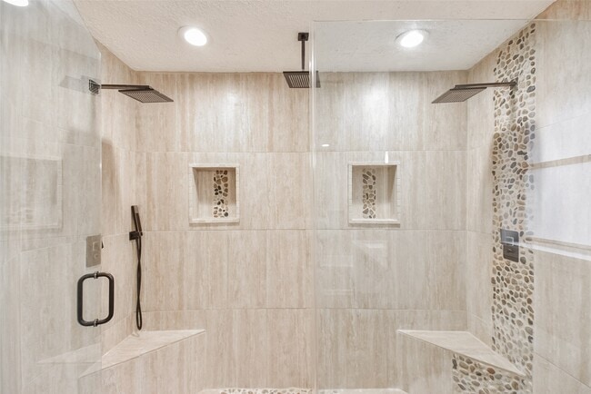 Building Photo - 2910 Colonial Dr
