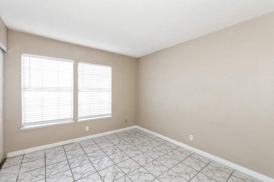 Building Photo - 346 Fuente Dr
