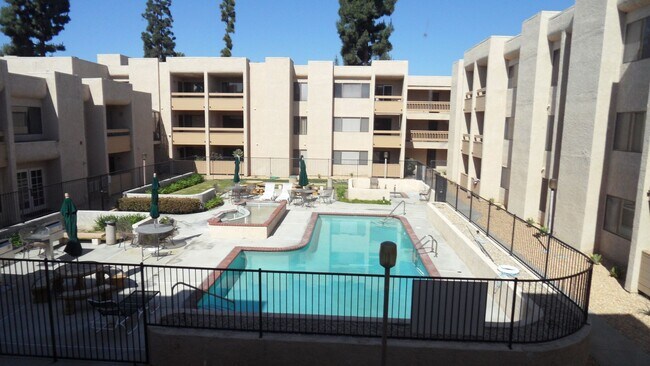 Building Photo - 55+ Senior Living Upgraded 1 BR 1 BA Gated...