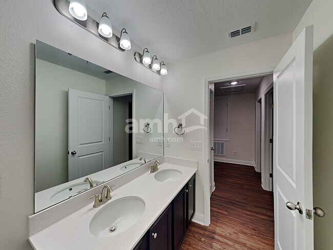 Building Photo - 1028 Sky Lks Dr