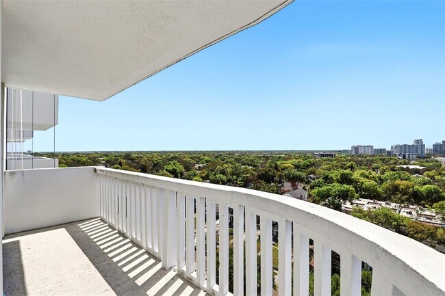 Building Photo - 400 E Colonial Dr