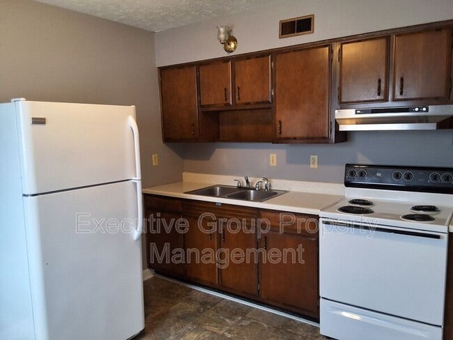 Building Photo - 253 University Dr