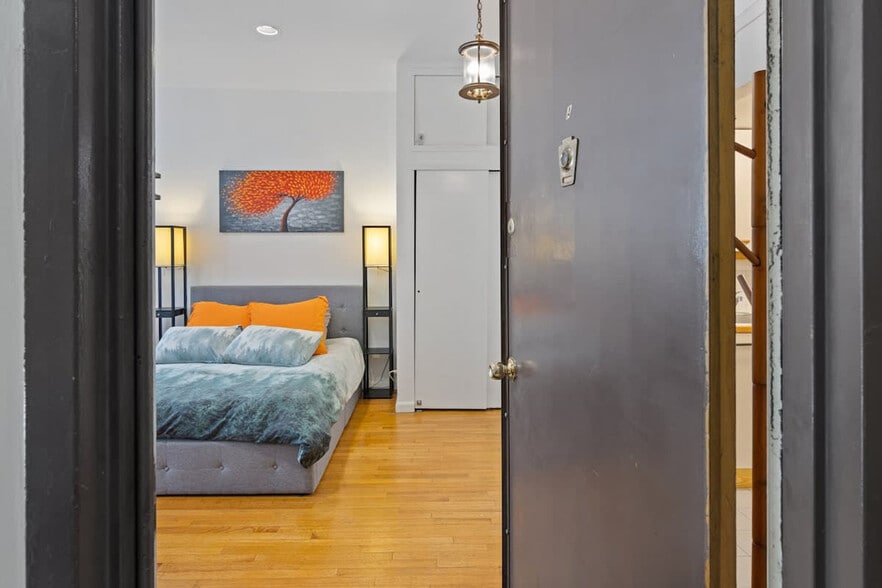 Building Photo - 43 W 85th St