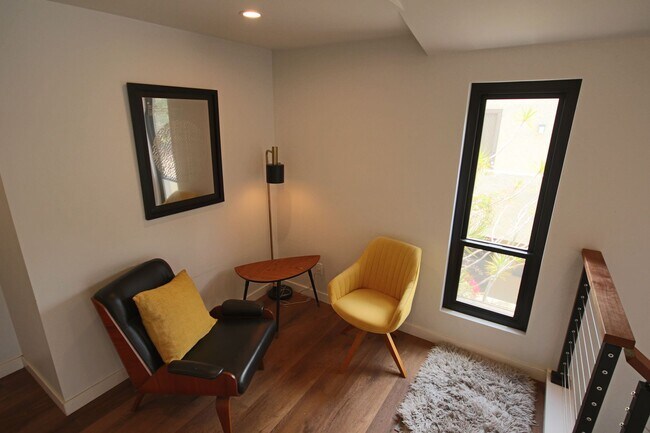 Building Photo - Furnished Recently Renovated Townhome