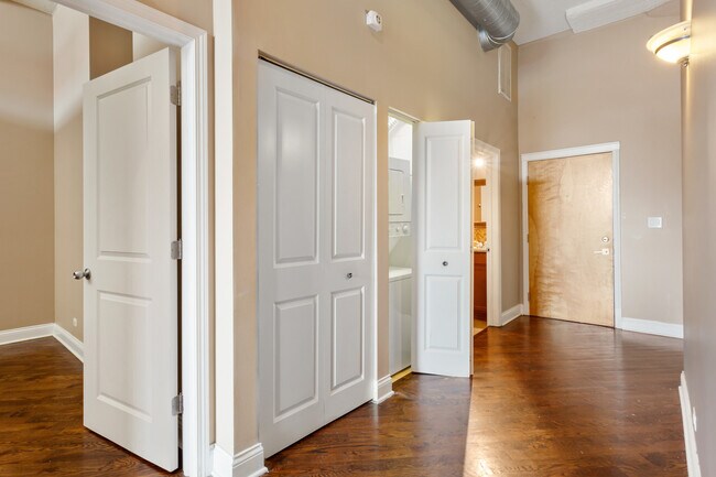 Building Photo - 4131 W Belmont Ave