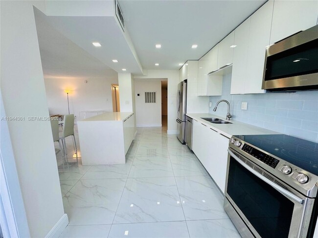 Building Photo - 18041 Biscayne Blvd