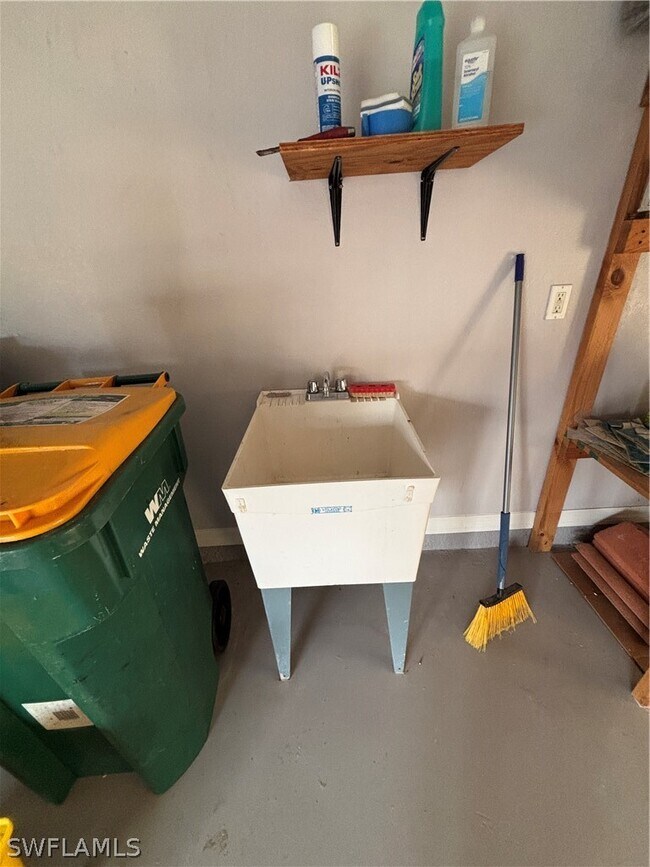 Building Photo - 2210 Grove Dr