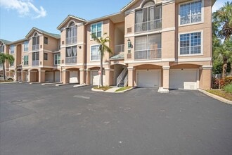 Building Photo - Renovated 2BR/2BA Condo With a Garage in I...