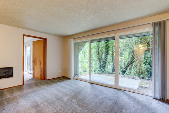 Building Photo - HUGE 1bed/1bath Downtown Living Available ...