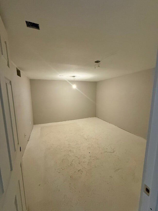 Building Photo - 2/1 Updated Hillyard Home