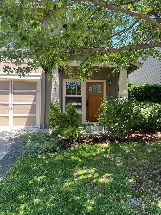 Building Photo - 3 Bedroom 2.5 Bath Townhouse