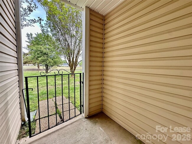 Building Photo - 10240 Rose Meadow Ln