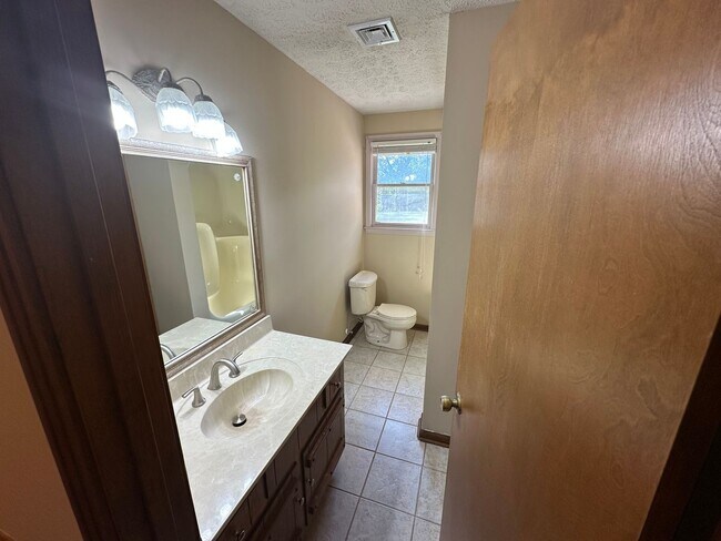 Building Photo - Single Family home in Greenhill Area!