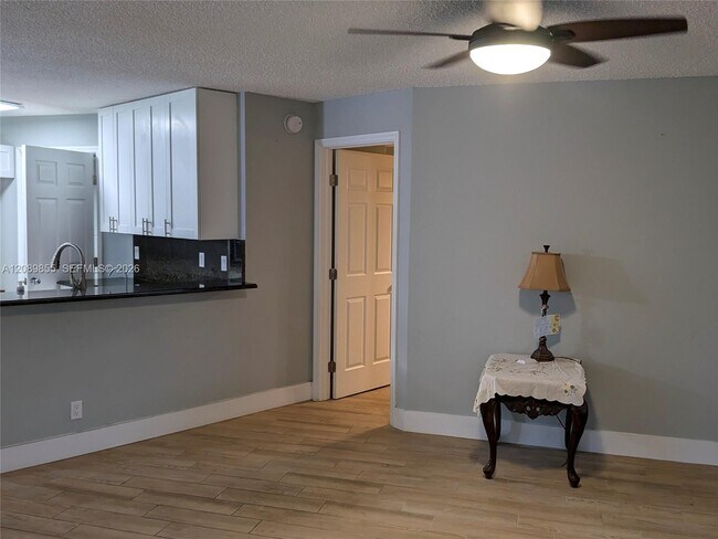 Building Photo - 9999 Summerbreeze Dr