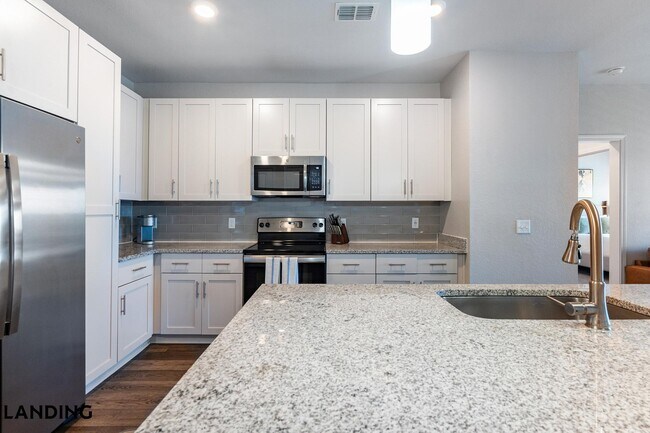 Building Photo - 918 Aventine Dr