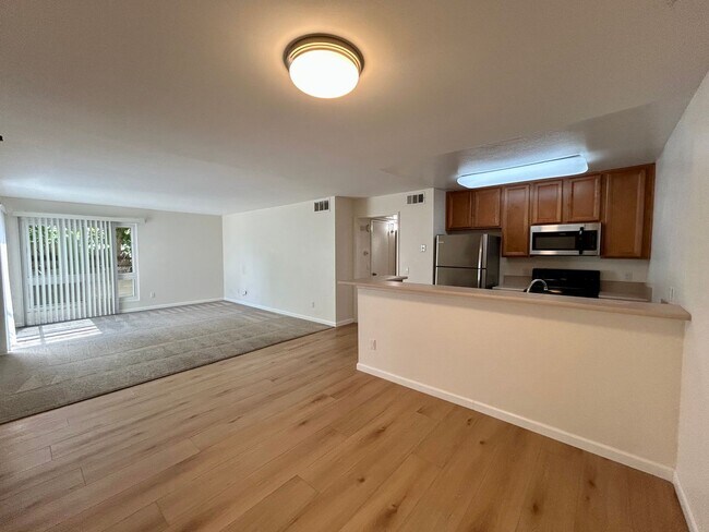 Building Photo - 2 Bed 2 Bath with Remodeled Bathrooms! Wat...