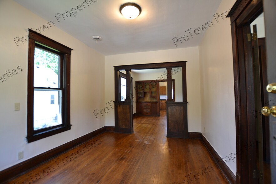 Building Photo - 835 N Broadway St