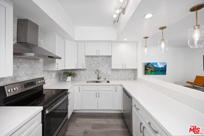 Building Photo - 321 S San Vicente Blvd