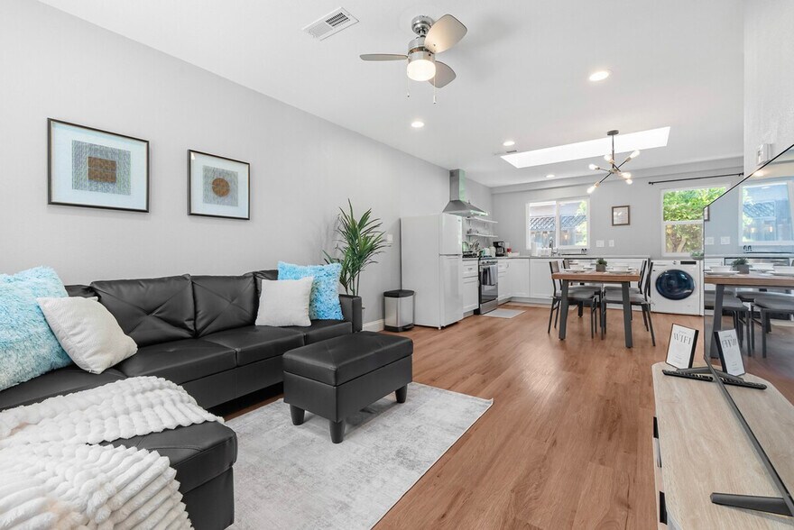 Building Photo - 2326 Cherry Ave