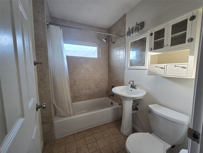 Building Photo - 107 Tarpon Ave